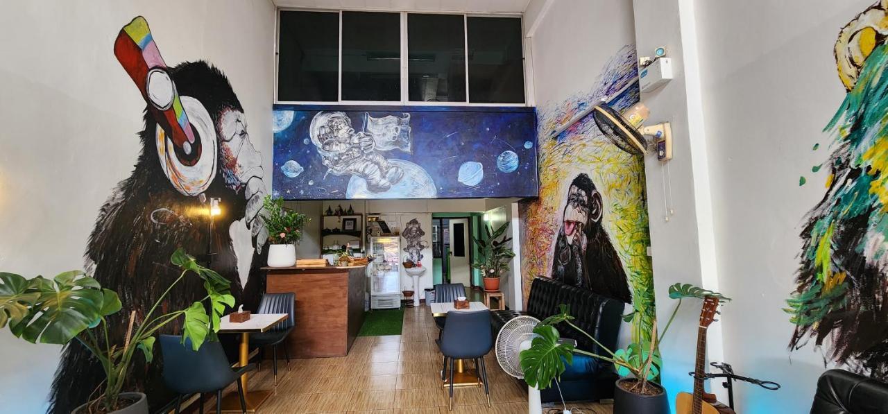 Funky Monkey Cnx - Guesthouse Chiang Mai Eksteriør billede